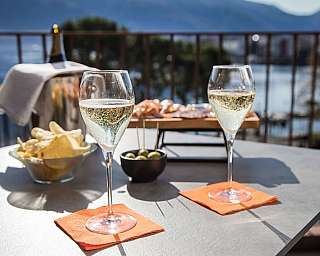 Brindisi sulla terrazza con splendida vista Brindisi sulla terrazza con splendida vista