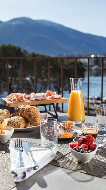 Deliziosa colazione a buffet con prodotti freschi locali 